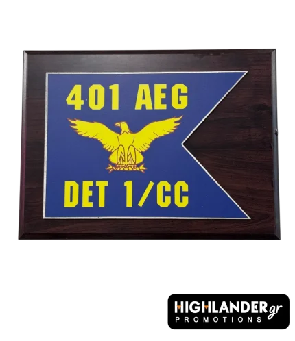 Ξύλινη στρατιωτική πλακέτα για 401 AEG DET 1/CC. Απεικονίζει μπλε λάβαρο με κίτρινο αετό και κείμενο πάνω σε σκούρα ξύλινη βάση.