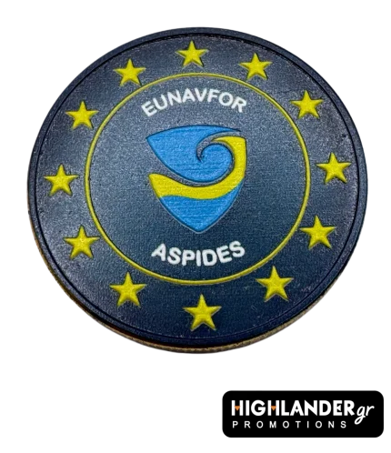 Αναμνηστικό νόμισμα της επιχείρησης EUNAVFOR Aspides. Απεικονίζει τον μπλε και κίτρινο θυρεό της αποστολής πλαισιωμένο από τα 12 αστέρια της ΕΕ σε μαύρο φόντο.