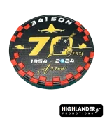 Αναμνηστικό νόμισμα 70 ετών της 341 Μοίρας. Σχέδιο μάρκας με κόκκινο/μαύρο πλαίσιο. Περιλαμβάνει χρυσό αριθμό 70, τέσσερα τραπουλόχαρτα, F-16 και κείμενο "1954-2024 Arrow".