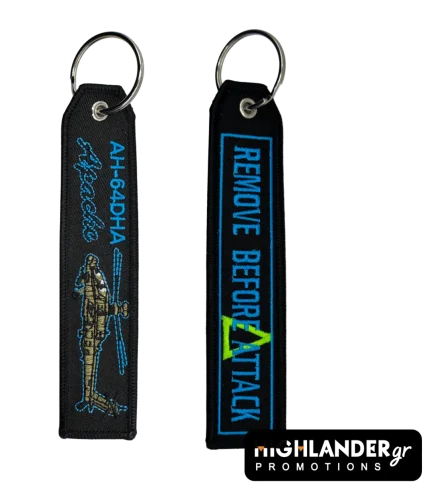 Μαύρο κεντητό μπρελόκ με παράσταση ελικοπτέρου AH-64DHA Apache και κείμενο Remove Before Attack με μπλε γράμματα.