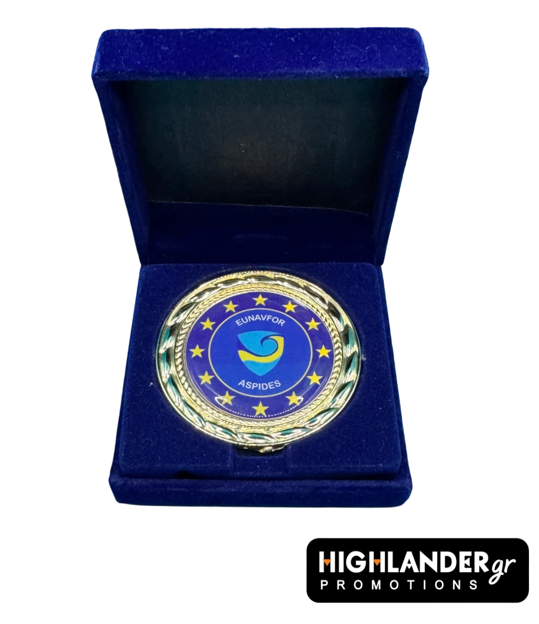 eunavfor-velvet Gold-tone commemorative medallion of EUNAVFOR Operation ASPIDES featuring the blue shield logo and 12 stars, displayed in a blue velvet box.