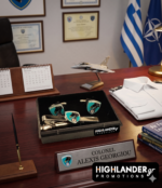 Ασημί σετ αξεσουάρ ΓΕΑ με επισμαλτωμένο έμβλημα αετού σε μανικετόκουμπα και κλιπ γραβάτας σε μαύρη κασετίνα.