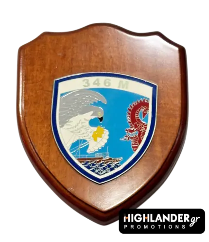 Ξύλινη ασπιδόσχημη (θυρεός) τιμητική πλακέτα της 346 Μοίρας Ιάσων με το έμβλημα του γερακιού και της Αργούς.
